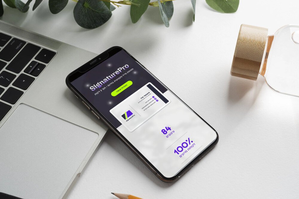 סביבת שולחן עבודה אלגנטית מציגה את האתר החדיש של SignaturePro על מכשיר נייד.