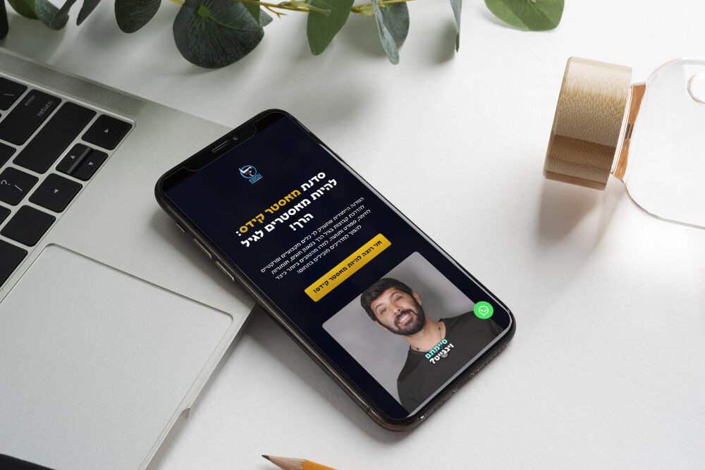 סביבת שולחן עבודה אלגנטית מציגה את האתר החדיש של מאסטר קידס על מכשיר נייד.