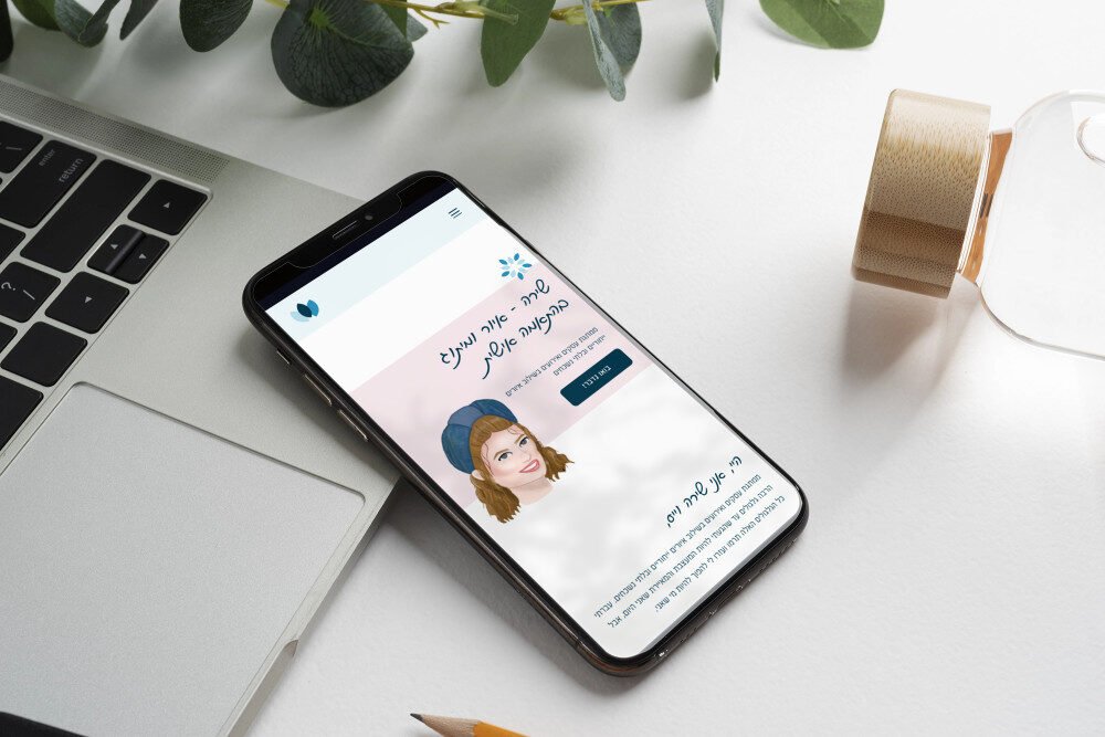 סביבת שולחן עבודה אלגנטית מציגה את האתר החדיש של שירה איור ומיתוג על מכשיר נייד.