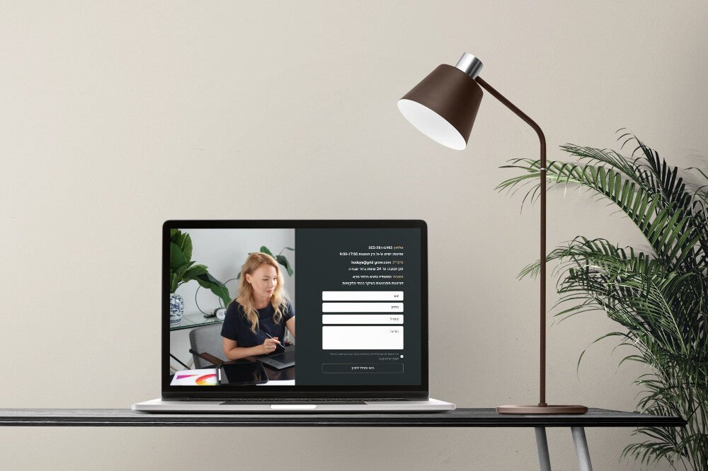 מחשב נייד עכשווי מציג חלק מרכזי בפורטל שירותים מקוון ומשוכלל.