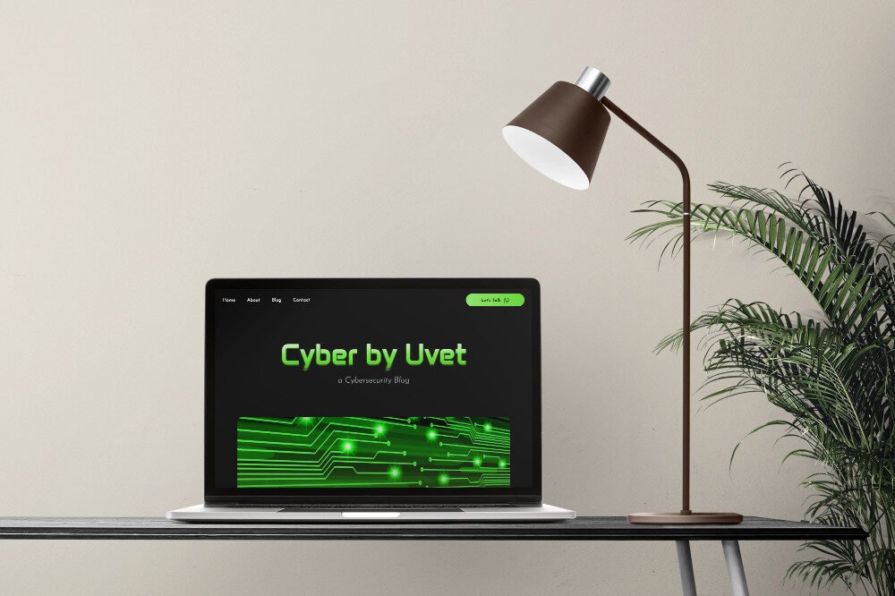 מחשב נייד עכשווי מציג חלק מרכזי בפורטל השירותים המקוון והמשוכלל של Cyber by Uvet.