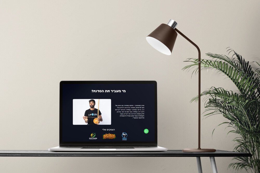 סביבת שולחן עבודה אלגנטית מציגה את האתר החדיש של מאסטר קידס על מכשיר נייד.