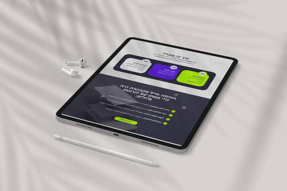 טאבלט מינימליסטי מדגיש את העיצוב הנקי והמודרני של הנוכחות המקוונת המתקדמת של SignaturePro.