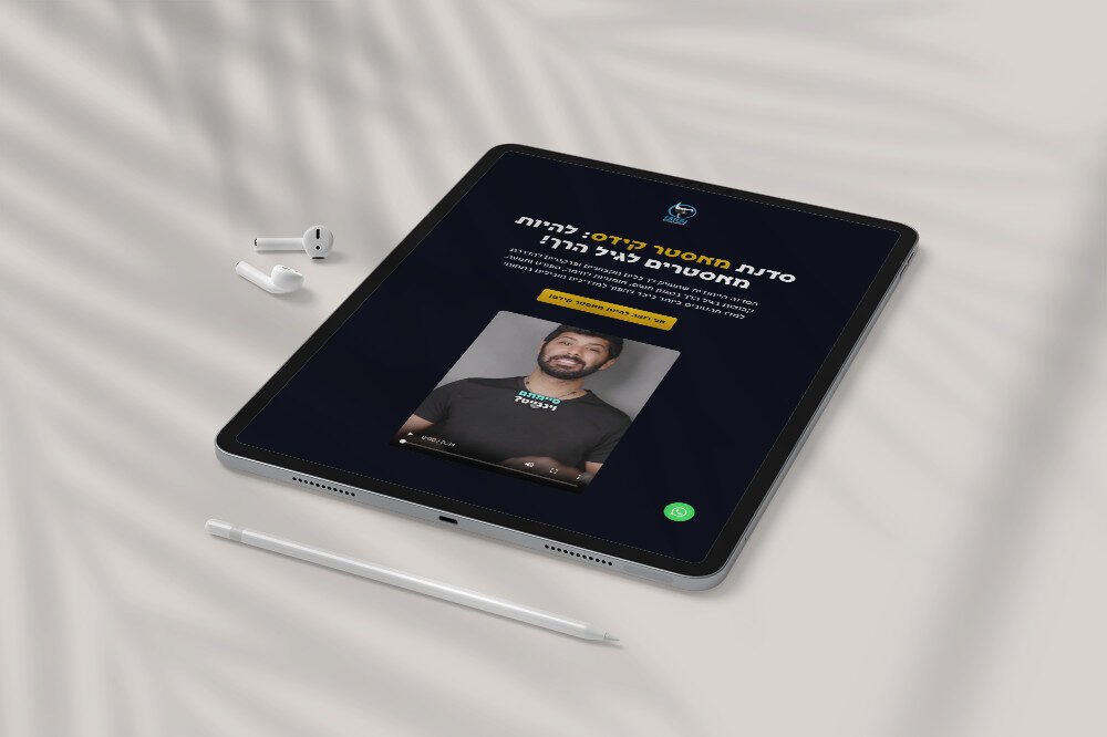 טאבלט מינימליסטי מדגיש את העיצוב הנקי והמודרני של הנוכחות המקוונת המתקדמת של מאסטר קידס.