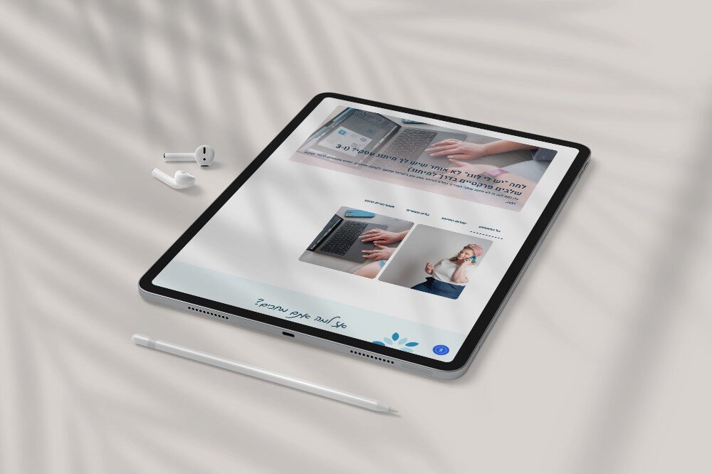 טאבלט מינימליסטי מדגיש את העיצוב הנקי והמודרני של הנוכחות המקוונת המתקדמת של שירה איור ומיתוג.