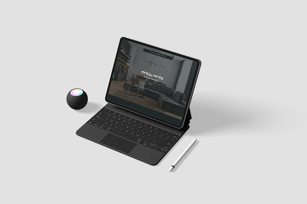 סט-אפ מקצועי של טאבלט מציג את אלמנטים אינטראקטיביים של אתר חדשני.