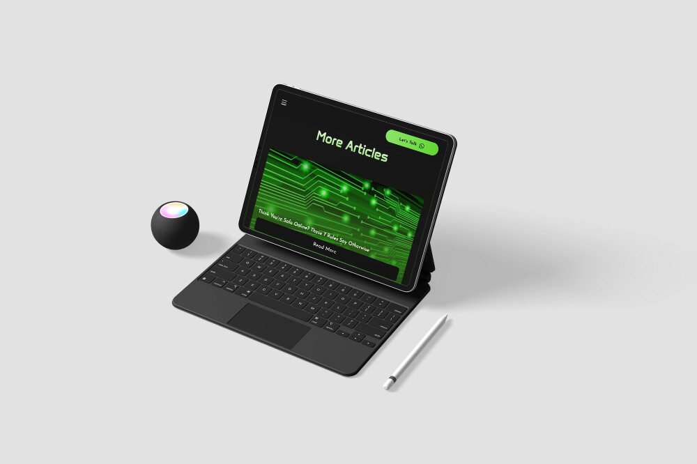 סט-אפ מקצועי של טאבלט מציג את האלמנטים האינטראקטיביים של האתר החדשני של Cyber by Uvet.