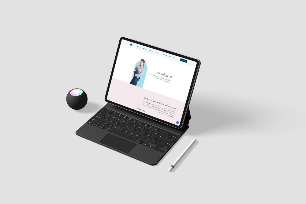 סט-אפ מקצועי של טאבלט מציג את האלמנטים האינטראקטיביים של האתר החדשני של שירה איור ומיתוג.